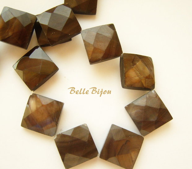 Romburi fatetate din sidef vopsit maron-ciocolata neagra 15x15 mm