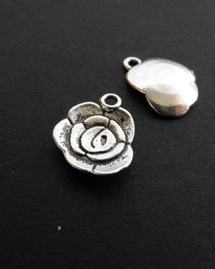 PANDANTIV TRANDAFIR- CHARM - 17 X 14 MM