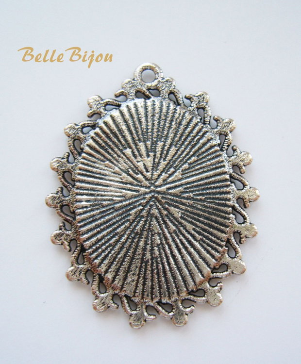 Rama dantelata de camee sau cabochon argintiu antichizat 29x38 mm (cu agatatoare)