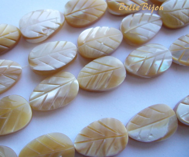 Frunzulite din sidef bej NATURAL 12X8X4 mm