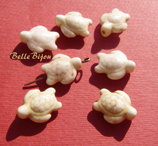 Broscuta testoasa din howlit vopsit ALB aprox 15x12x6 mm