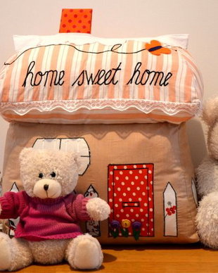 Perna in forma de casuta, cadouri de Craciun, Home Sweet Home Pillow