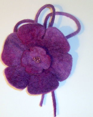 Mauve felted brooch (rezervata)