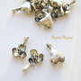 Accesoriu - distantier argintiu antichizat floare cu 3 petale cu agatatoare 16x10x5 mm