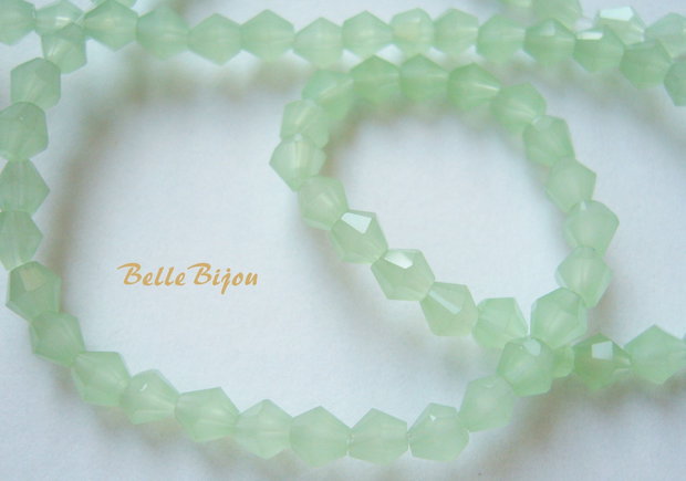 Cristale biconice de aprox 4 mm verde deschis mat (10 bucati)