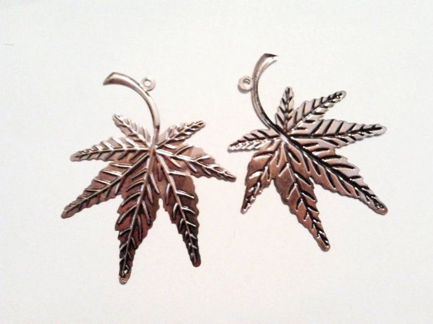 1b Pandantiv cupru ''Antic chestnut leaf '' 46 x 57 mm