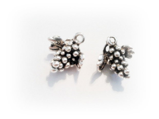 1b Charm placat argint antichizat '' Struguri '' 14x 14 mm