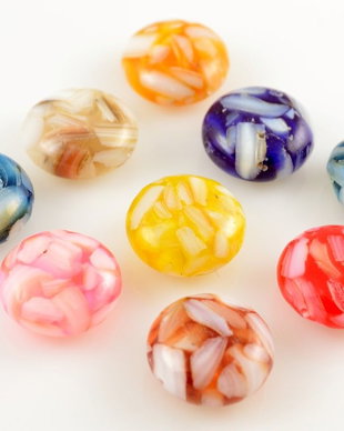 H083 Banuti rasina colorati, cu insertii albe 16mm
