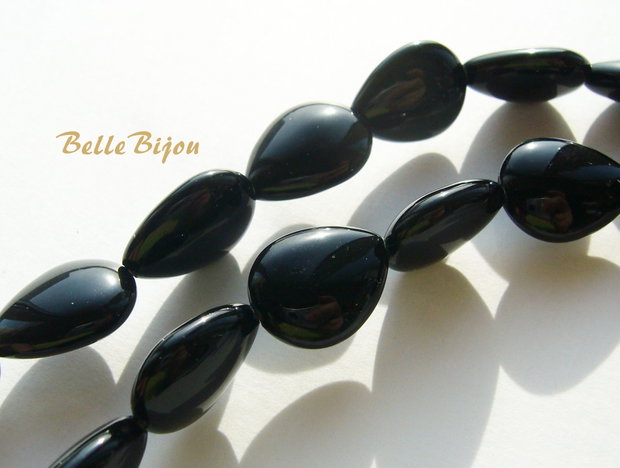 Onix briolete aprox 6x12x16 mm