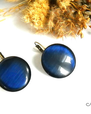 Dark blue cateyes