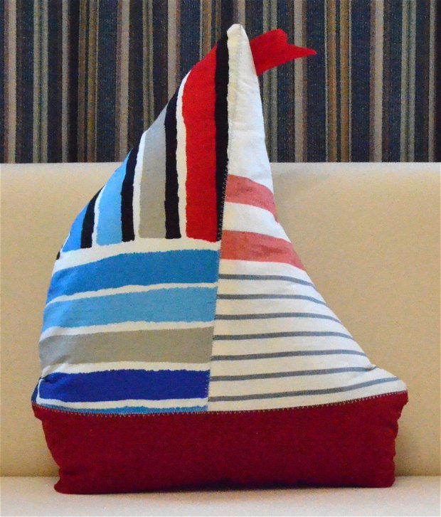 Perna mare in forma de barca cu dungi