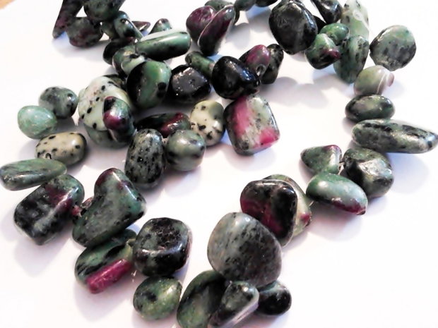 5b Ruby in zoisite 9 -17mm