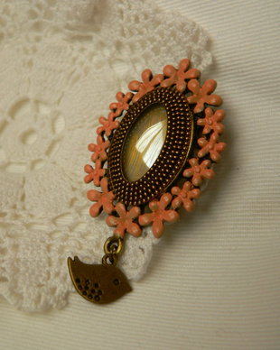 "Vintage medal broche"