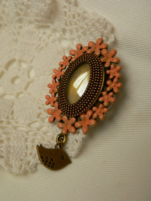 "Vintage medal broche"