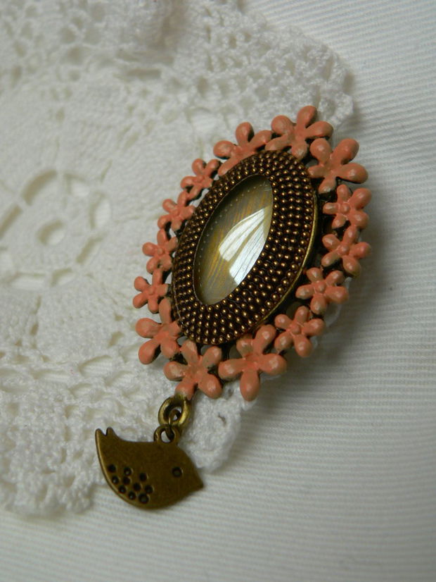 "Vintage medal broche"