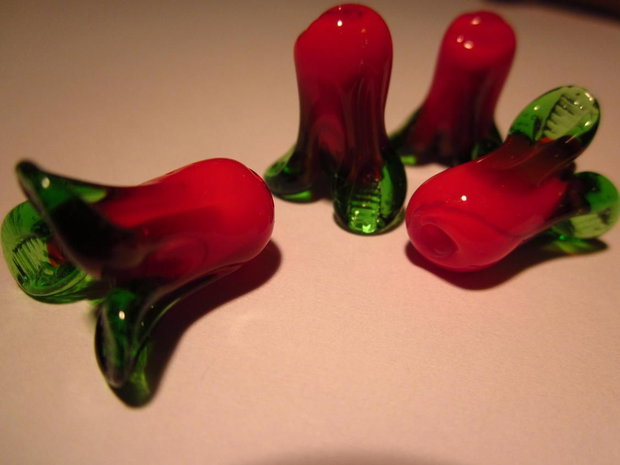 Lalele rosii lampwork, aprox 21 mm