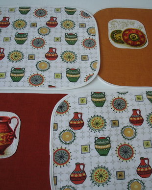 placemat cu ulcelute si farfuriute