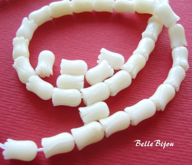 Lalele mici lucrate manual din coral alb-galbui aprox 7.5-8x5 mm