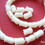 Lalele mici lucrate manual din coral alb-galbui aprox 7.5-8x5 mm