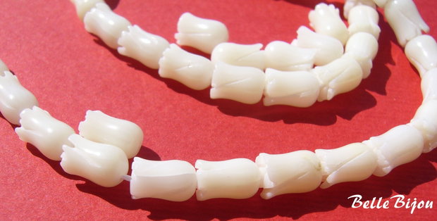 Lalele mici lucrate manual din coral alb-galbui aprox 7.5-8x5 mm