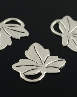 N334 Charms frunza argintiu antic, 26x29mm