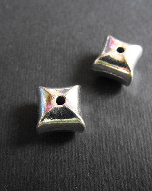 DISTANTIER 11 X 11X 9 MM