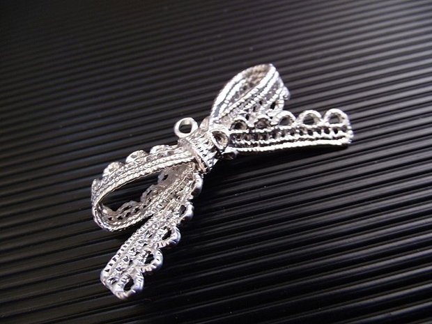 1b Pandantiv placat rodiu '' Ribbon '' 42 x 23mm