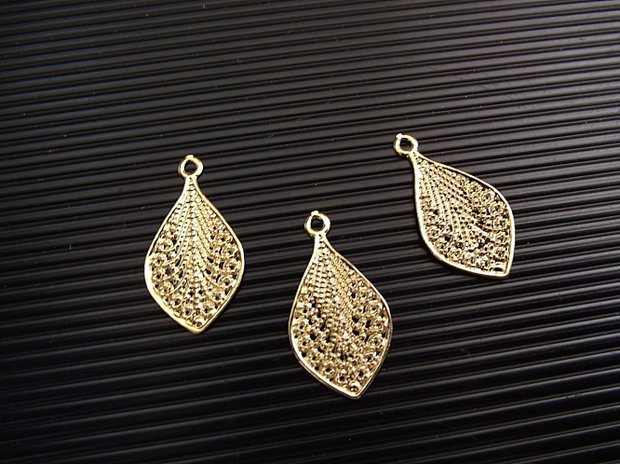 1b Charm filigranat placat aur '' Petala '' 23 x 12mm