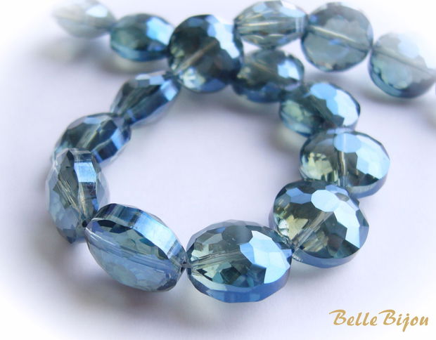 Pastile gri-bleu din sticla microfatetata in forma de floare cu diamentrul de 14 mm si grosimea de 10 mm