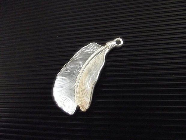 1 Pandantiv placat argint '' Feather '' 35 x 15 x 6mm