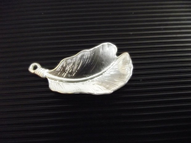 1 Pandantiv placat argint '' Feather '' 35 x 15 x 6mm