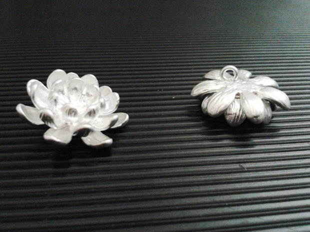 1b Charm placat rodiu '' Floare deschisa '' 20mm x 20mm x 8mm