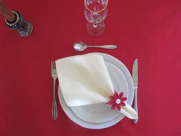 Set pentru masa „Stelute rosii” - realizat la comanda