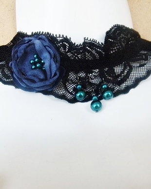 choker cu floare albastra