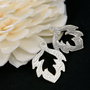 1b Charm / pandantiv placat argint  '' Frunza decupata '' 25 x 18mm