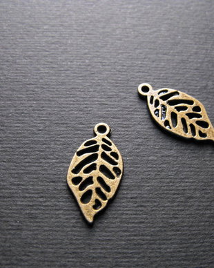 PANDANTIV  BRONZ FRUNZA - 22 X 11 MM