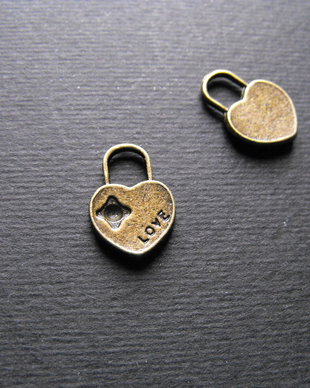 PANDANTIV  BRONZ LACAT ''LOVE''- 16 X 12 MM