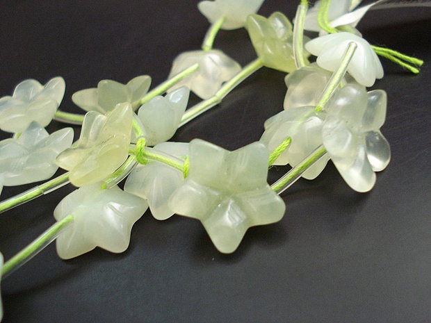 1b Jad natural green flower 15mm