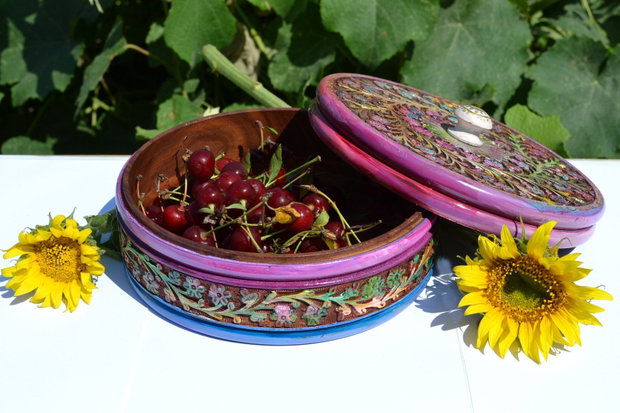 Cutie rotunda mare, cu delicate elemente florale sculptate, pictata si decorata cu aur de 24 k