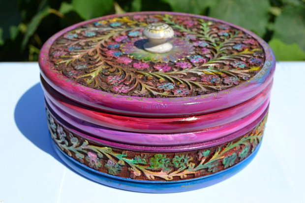 Cutie rotunda mare, cu delicate elemente florale sculptate, pictata si decorata cu aur de 24 k