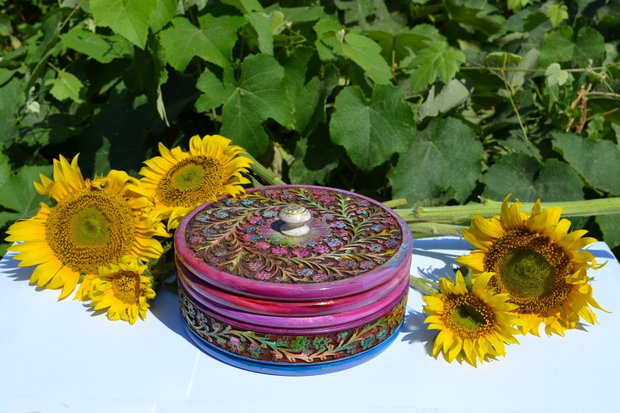 Cutie rotunda mare, cu delicate elemente florale sculptate, pictata si decorata cu aur de 24 k