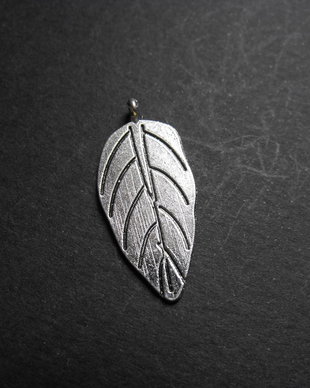 PANDANTIV FRUNZA - 30 X 13 MM