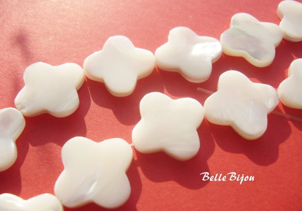 Floricele sidef alb 18x18x3 mm