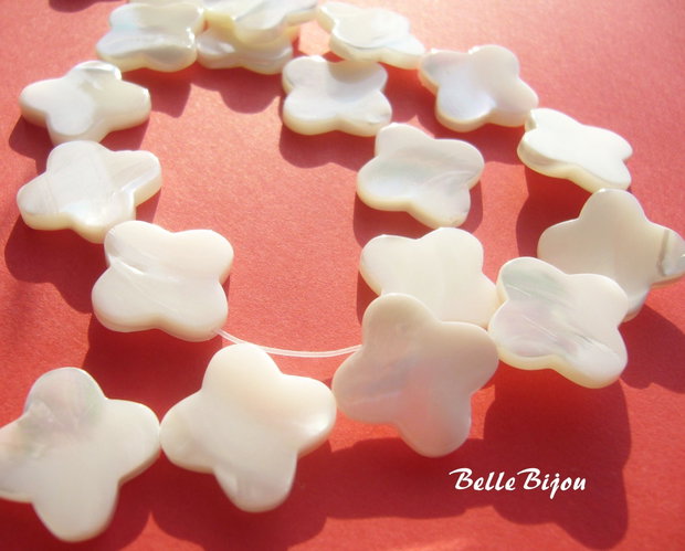 Floricele sidef alb 18x18x3 mm