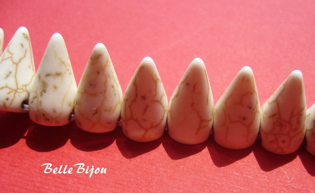 Colti cu 2 gauri la baza din howlit 16x10x8 mm