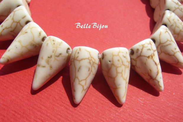 Colti cu 2 gauri la baza din howlit 16x10x8 mm
