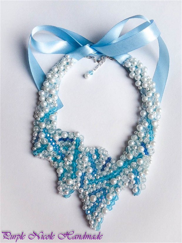 Colier si cercei statement de ocazie Freyja - perle albe, margele crackle albe, cristale fatetate albastre, turcoaz, bleu