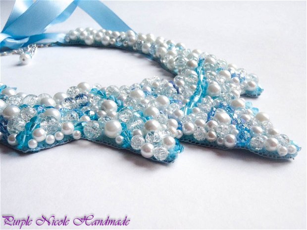 Colier si cercei statement de ocazie Freyja - perle albe, margele crackle albe, cristale fatetate albastre, turcoaz, bleu