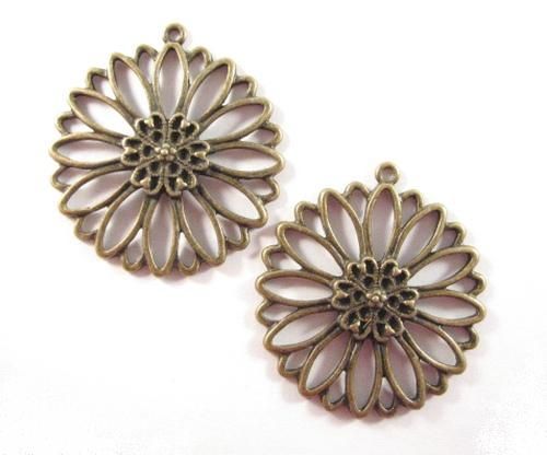 2563 - (4buc) Pandantiv bronz floare