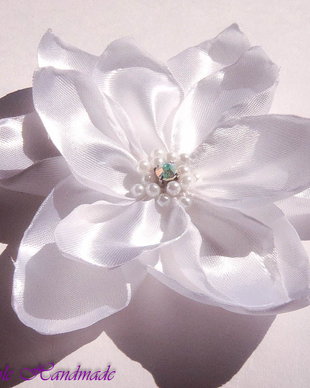 Floare par mireasa Lotus - saten alb, perle, rhinestone